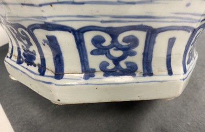 Un vase en porcelaine de Chine en bleu et blanc, Jiajing